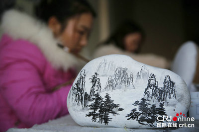 一筆一石繪錦繡，河南寶豐村民石畫闖出致富新路